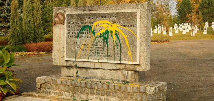 Zniszczono tablic na cmentarzu onierzy radzieckich. "To nie pierwszy incydent tego typu"