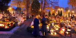 Wiecz�r na elbl�skiej Agrykoli. Cmentarz w �wietle zniczy