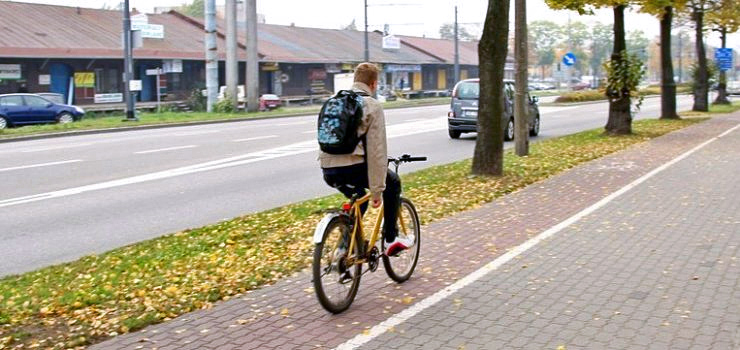 Rowerzysta musi pamiętać, że to pieszy ciągle króluje na chodniku