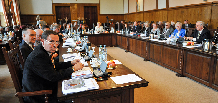 Podczas dzisiejszej sesji interpelacjom nie ma końca. Każdy z radnych chce przynajmniej raz zabrać głos