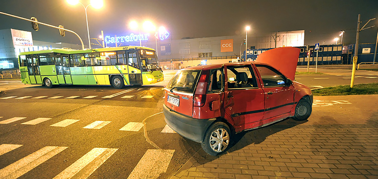 Grony wypadek punto z autobusem na Pk.Dbka. Trzy osoby ranne