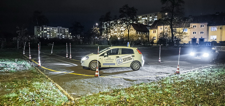 Owietlony plac manewrowy i dodatkowy samochd. Wysza Szkoa Jazdy wychodzi naprzeciw oczekiwaniom