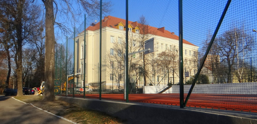 Milion zotych za zadaszenie i boisko przy szkole. Prace ju ruszyy