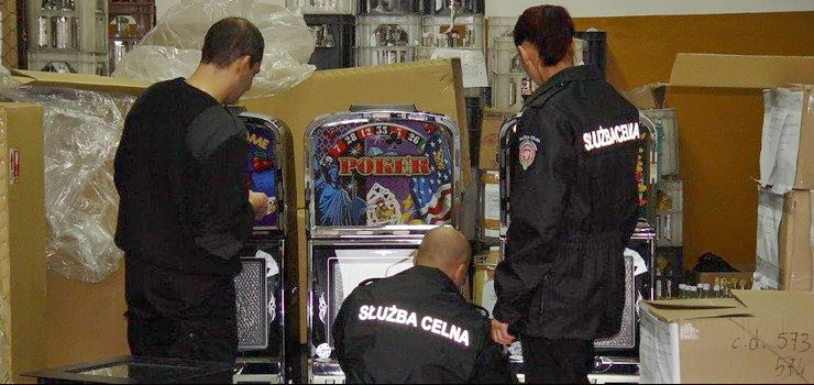 Celnicy z Elblga wyposaeni w nakazy prokuratorskie odwiedzili trzy lokale z automatami
