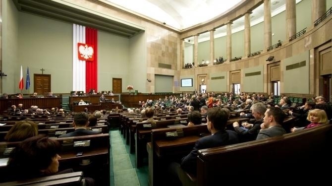 Służbowe wyjazdy pogrążają posłów. Zobacz gdzie i za ile podróżowali