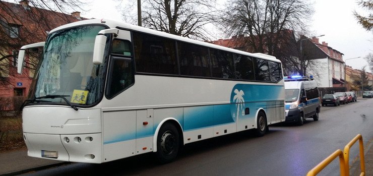 Pijany kierowca autobusu pod szkołą na Piłsudskiego. Miał zabrać dzieci na wycieczkę do Gdańska