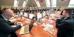 Rada Powiatu, niemal�e jednog�o�nie, sprzeciwi�a si� podwy�szeniu sobie wysoko�ci diet