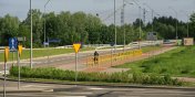 Przyspieszy wyjedajc z Modrzewiny. Uderzy w barierk i... porzuci auto