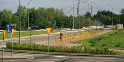 Przyspieszy� wyje�d�aj�c z Modrzewiny. Uderzy� w barierk� i... porzuci� auto