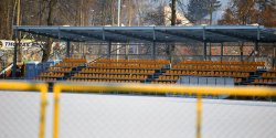 Nowa trybuna na stadionie lustrzanym odbiciem starej. Pomie�ci 324 kibic�w futbol�wki
