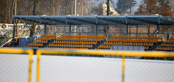 Nowa trybuna na stadionie lustrzanym odbiciem starej. Pomieci 324 kibicw futbolwki