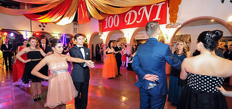 Czerwony dywan i "Taniec z gwiazdami". Uczniowie ZSTI na Hollywodzkiej Studniówce