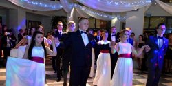 "Ju� po polonezie mog� stwierdzi�, �e b�dzie fajnie". Zobacz, jak bawili si� maturzy�ci ZSEiO