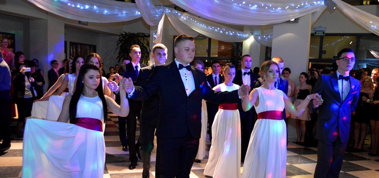 "Już po polonezie mogę stwierdzić, że będzie fajnie". Zobacz, jak bawili się maturzyści ZSEiO