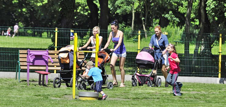 Z jakimi problemami musi zmierzyć się matka podejmująca pracę?