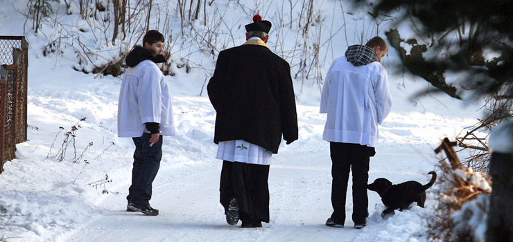 O pogodzie i polityce z księdzem się nie rozmawia. Wysłano instrukcję, jak przyjmować go na kolędzie