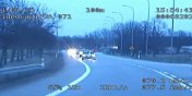 Pijany kierowca ucieka przed policj na "sidemce". Zobacz nagranie video