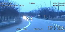 Pijany kierowca ucieka� przed policj� na "si�demce". Zobacz nagranie video
