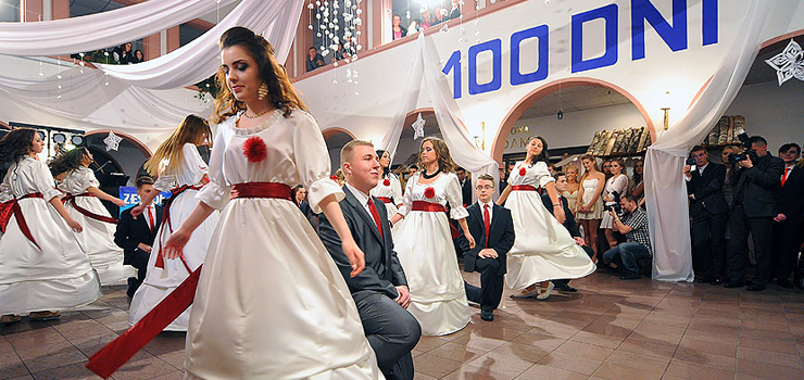 "Widzimy same damy i dżentelmenów". Za nami Studniówka maturzystów IV LO