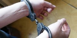 Otwiera� samochody i krad� radioodtwarzacze