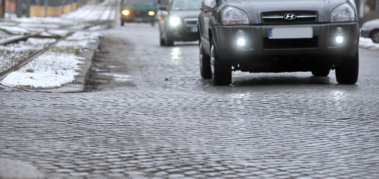  Niebezpieczna kostka brukowa na Królewieckiej. Kierowcy karetki wybierają inną drogę, a Miasto problemu nie widzi