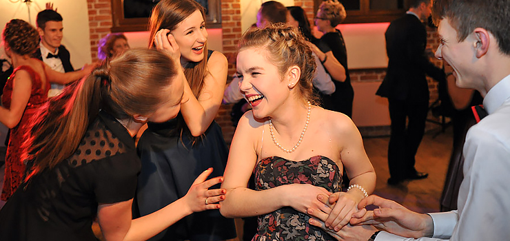 „Najważniejszy jest klimat, u nas jest bardzo rodzinnie”. Zobacz, jak na Studniówce bawili się uczniowie Szkoły Muzycznej