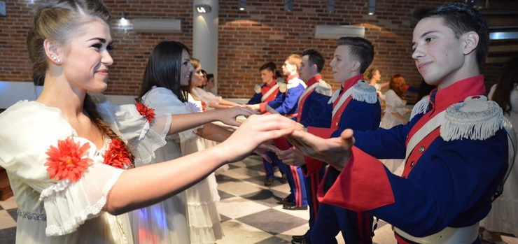 "Każda studniówka jest po prostu piękna". Zobacz, jak bawili się maturzyści III LO