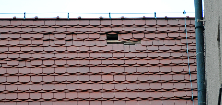 Z dachu Ratusza spadają dachówki, a Miasto czeka na ekspertyzę ubezpieczyciela