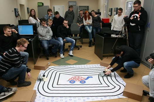 Walka SUMO mobilnych robotów na PWSZ