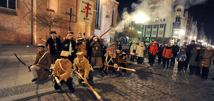 "Chcemy pokazać inną historię niż na lekcjach". Elbląską starówkę  opanowali kosynierzy - zobacz zdjęcia