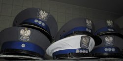 Elbl�scy policjanci otrzymali 7 groszy na godzin� nagrody za dodatkow� prac�. Spraw� zaj�o si� MSW