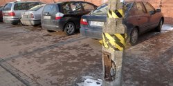 Parking przy WSZ za drogi? Plac przed Biedronk oblony, a kierowcy dewastuj lamp