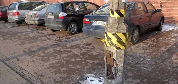 Parking przy WSZ za drogi? Plac przed Biedronk oblony, a kierowcy dewastuj lamp