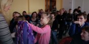 Dzieci z Donbasu otrzymay wyprawke i rozpoczy nauk w polskich szkoach