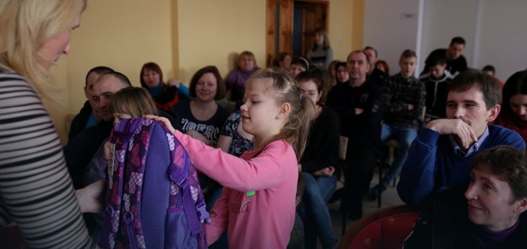 Dzieci z Donbasu otrzymay wyprawke i rozpoczy nauk w polskich szkoach