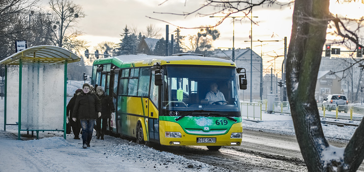 "Zgłosiłam sprawę do ZKM-u"! Kierowcy autobusów nie otwierają przednich drzwi, bo... jest za zimno
