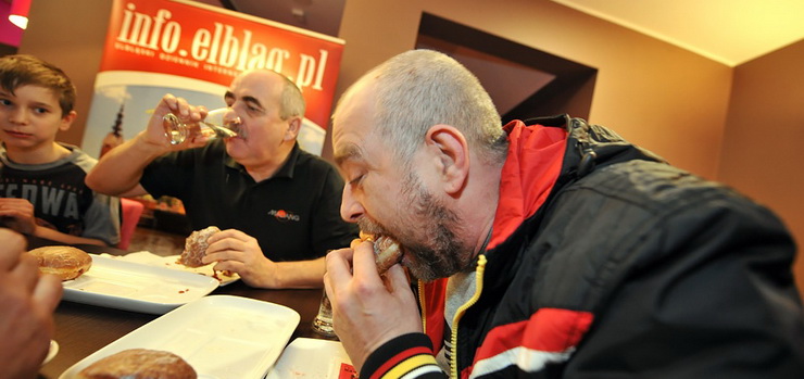 Zobacz fotorelację z drugich zawodów info.elblag.pl w jedzeniu pączków. Zwycięzcą został Marcin Procajło