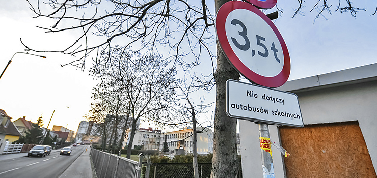 Znak pomg wyeliminowa ruch samochodw ciarowych, ale uniemoliwi podjazd autobusw pod SP 18