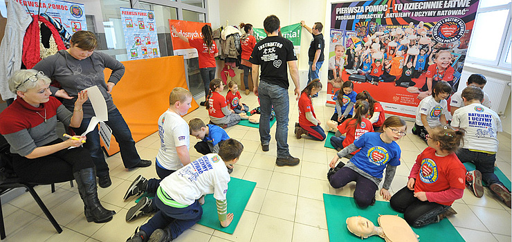 Na elbląskim dworcu trwa akcja WOŚP-u. Elblążanie uczą się udzielania pierwszej pomocy