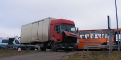 Gro�na kolizja w Jazowej. Ci�ar�wka uderzy�a w autobus szkolny 