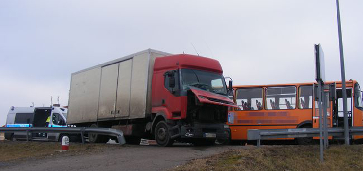 Groźna kolizja w Jazowej. Ciężarówka uderzyła w autobus szkolny 