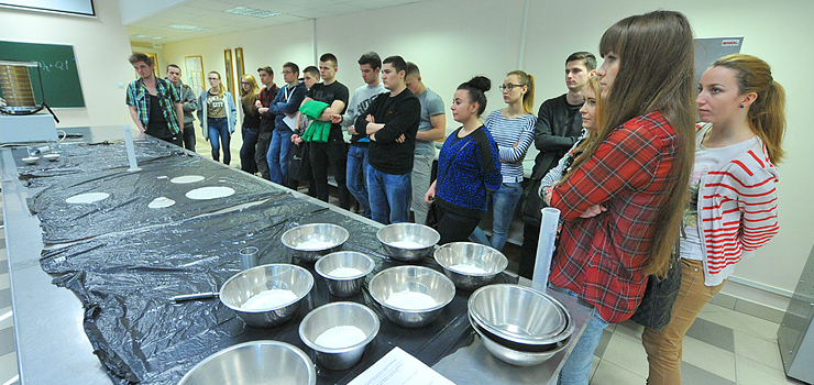 Czy dzisiejsza młodzież potrafi zrobić wytrzymały beton? W Dzień Inżyniera sprawdza to kadra z PWSZ