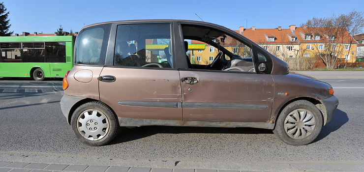 Kolizja osobówki z autobusem na Piłsudskiego