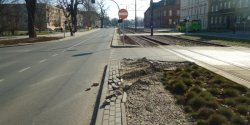 Uszkodzi� infrastruktur� pasa drogowego