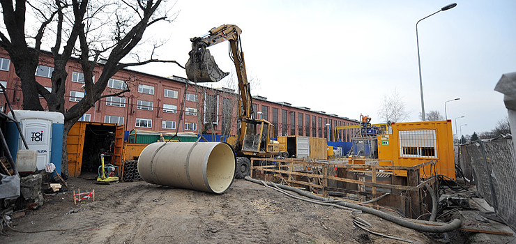 Między Stoczniową a Niską trwa budowa kanału deszczowego. W ziemi odkryto dawny peron kolejowy