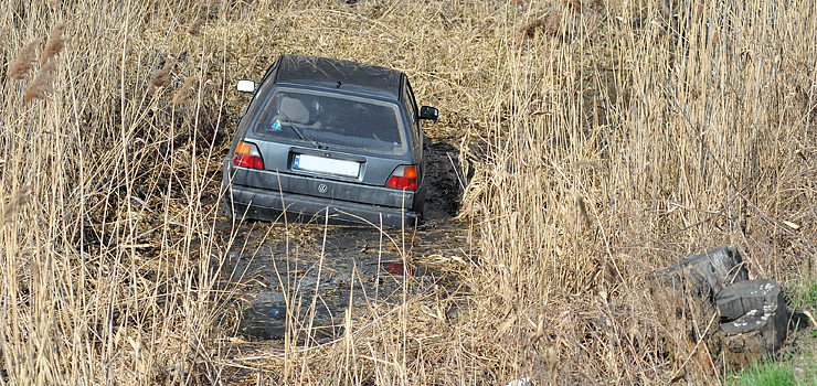 Ruch wahadłowy na ul. Warszawskiej. Kierowca Golfa wpadł do rowu