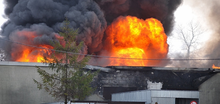 Pożar w Raczkach Elbląskich. Spłonęła duża część Zakładu Produkcji Świec RAK - aktualizacja