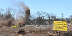Zobacz film z detonacji! Komin mleczarni przy Bema przeszed� do historii