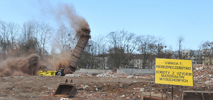 Zobacz film z detonacji! Komin mleczarni przy Bema przeszedł do historii