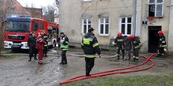 Pożar na Górnośląskiej. Trzy osoby przewiezione do szpitala